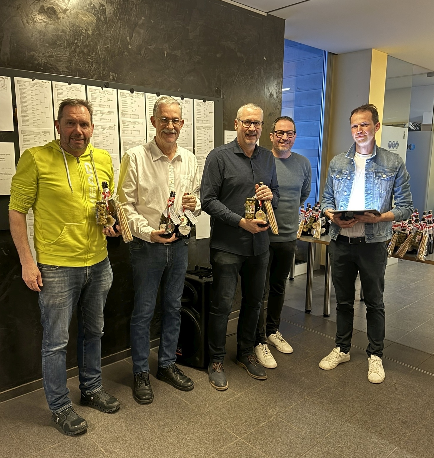 Preisverleihung Finalisten Herren Doppel 55 mit VTV Prsident Wolfgang Hmmerle und TC Altenstadt Prsident Alexander Gsthl - Kurt Bitriol fehlt