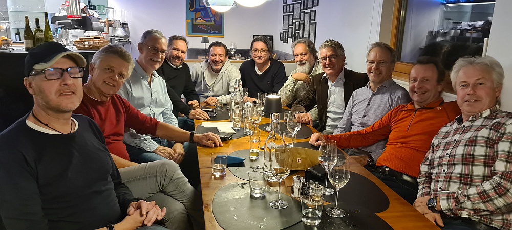 Die gesamte 55er Mannschaft des TC Dorbirn beim Abendessen im Clubhaus mit Lukas Marberger und seinem legendren Fondue