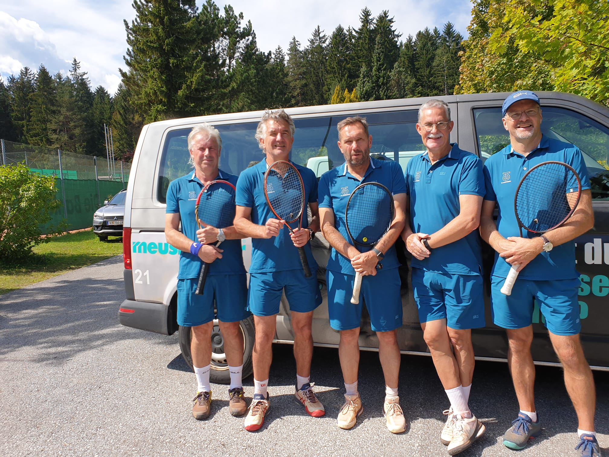Herren 55 des TC Dornbirn mit Mannschaftsbus beim Bundesliga-Spiel gegen TC Tplitsch