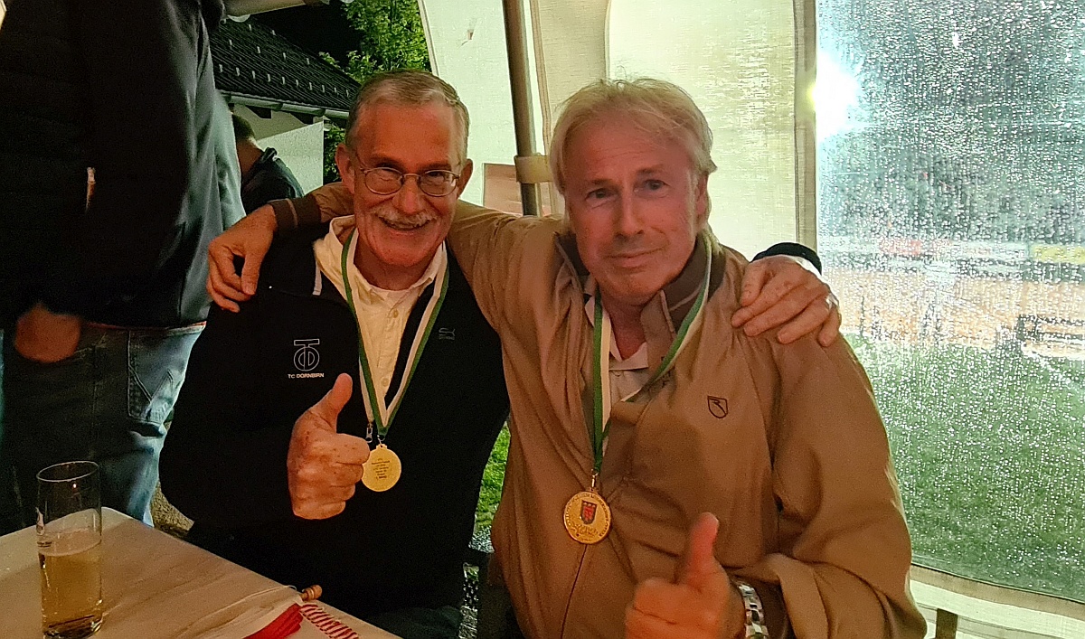 Die Doppel-Landesmeister (Herren 55) Kurt Bitriol und Peter Troy gut gelaunt bei der Siegerehrung im UTC Vandans