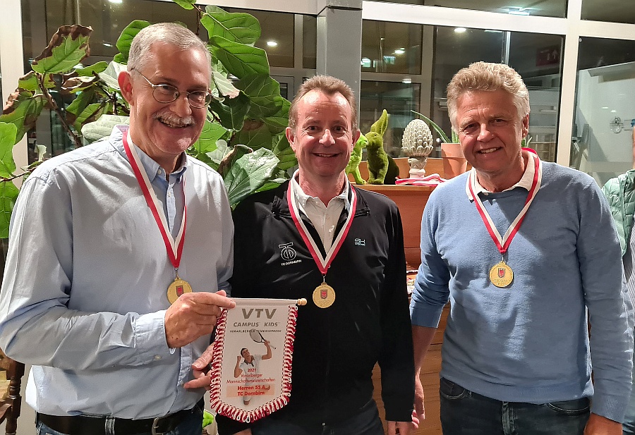 Elmar, Rbi und Peter nahmen die Auszeichnung als VMM-Sieger der Herren 55 A Liga 2021 im Namen der gesamten Mannschaft entgegen